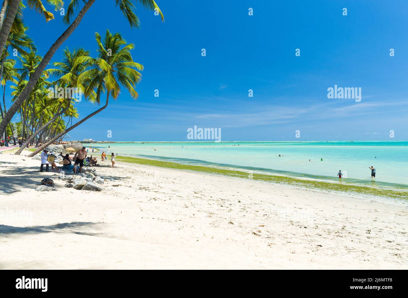 Maceió, Alagoas, Brasilien, 16.-2019. November: Wunderschöner Blick auf den Strand von Maceio mit seinem karibisch-blauen Wasser. Stockfoto