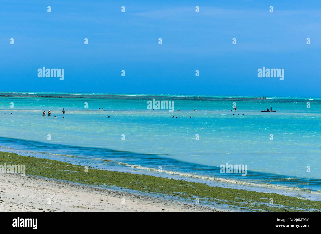 Maceió, Alagoas, Brasilien, 16.-2019. November: Wunderschöner Blick auf den Strand von Maceio mit seinem karibisch-blauen Wasser. Stockfoto