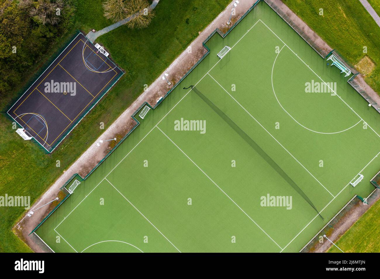 Ein Luftbild eines Sportstadions mit Hockeyplatz im Freien und Basketballplatz für Laien Stockfoto