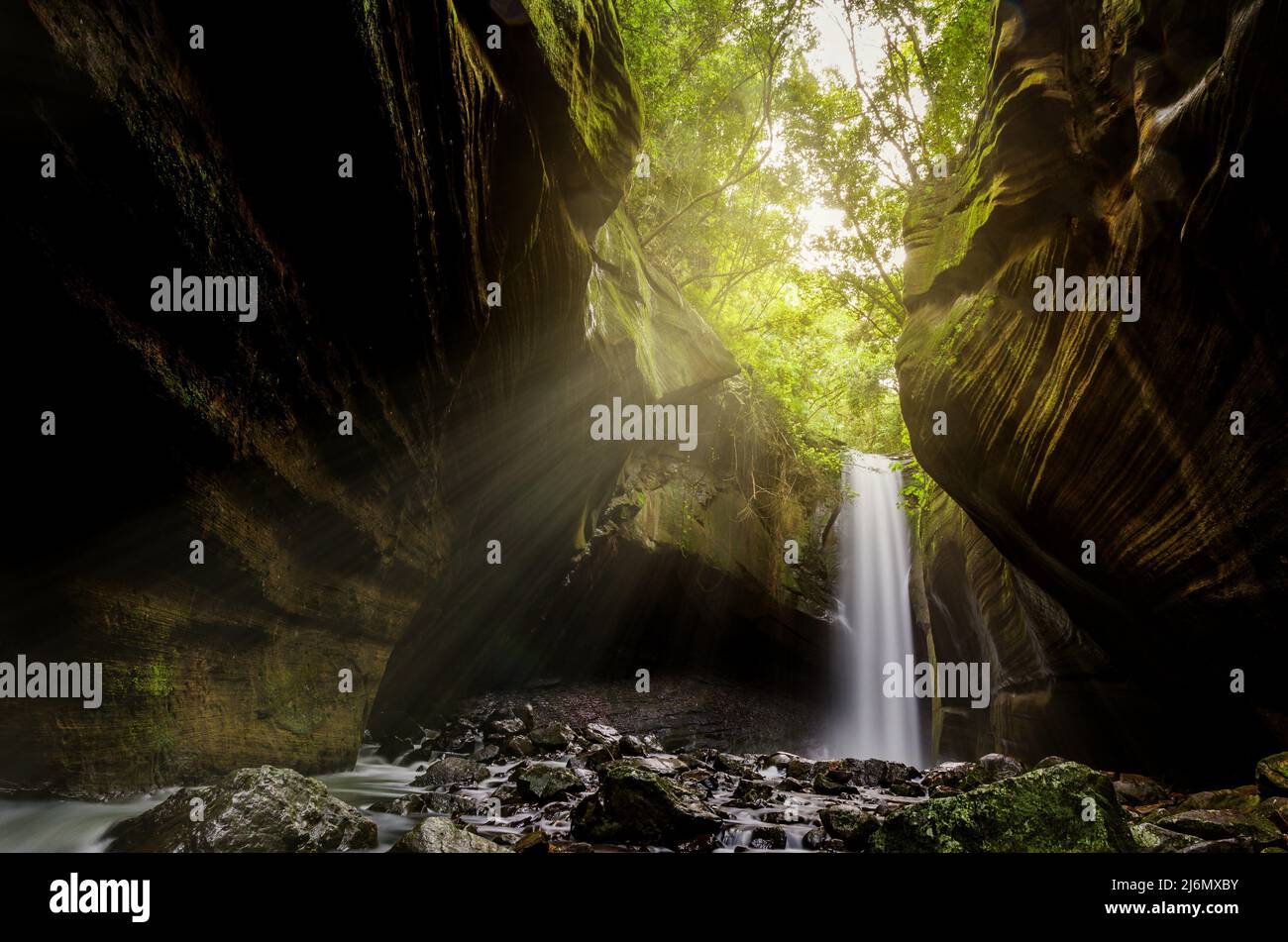 Schöner Wasserfall in Langzeitbelichtung Fotografie, bekannt als der Wasserfall der Schwalben, befindet sich in Rolante in Brasilien. Lage für Trekking und Stockfoto
