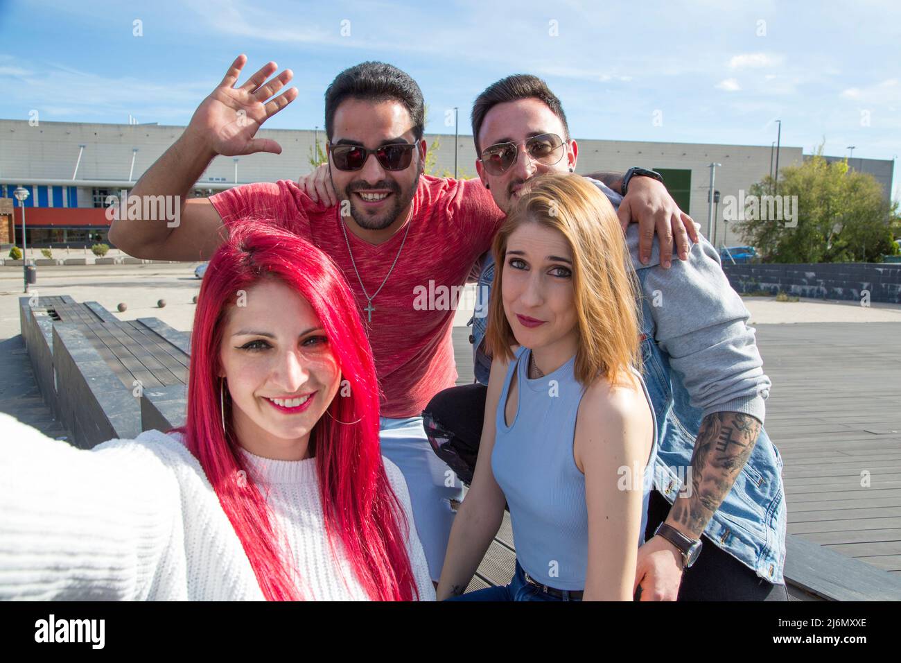 Portrait Gruppe von vier jungen Freunden Stockfoto