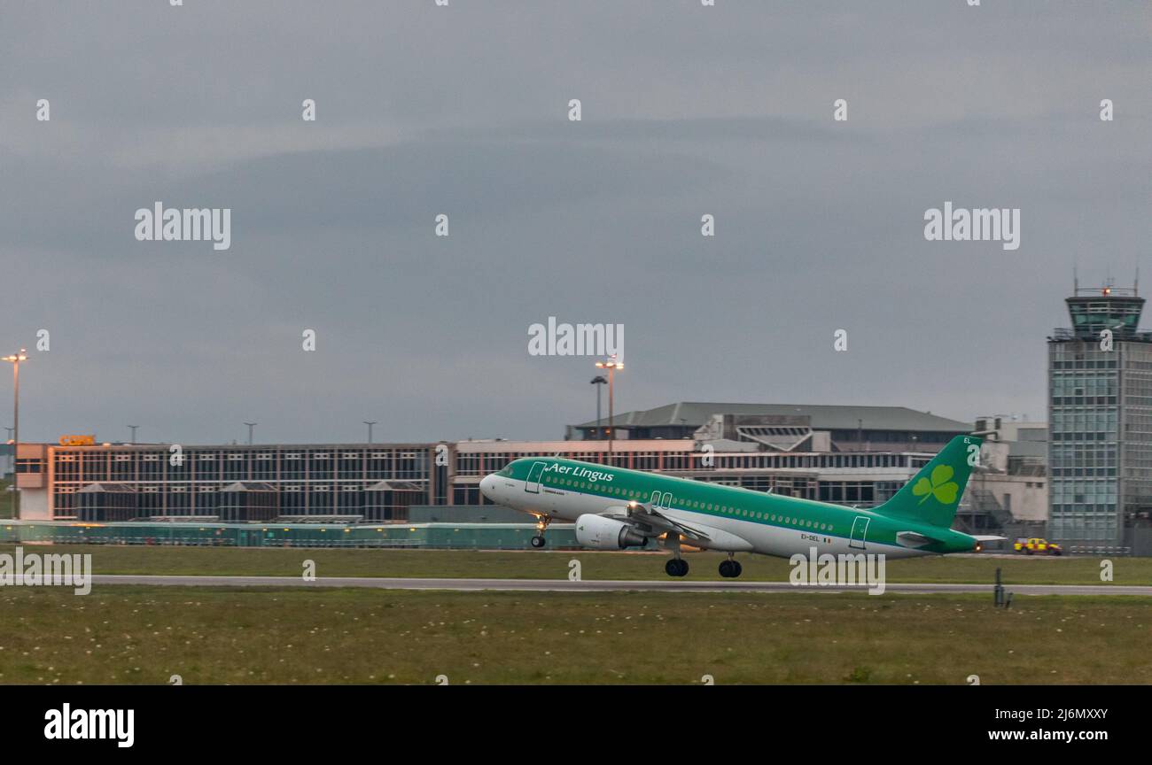Cork Airport, Cork, Irland. 03.. Mai 2022. Am frühen Morgen erwartet Sie ein Flug von Aer Lingus nach Amsterdam vom Flughafen Cork, Cork, Irland. - Credit; David Creedon / Alamy Live News Stockfoto