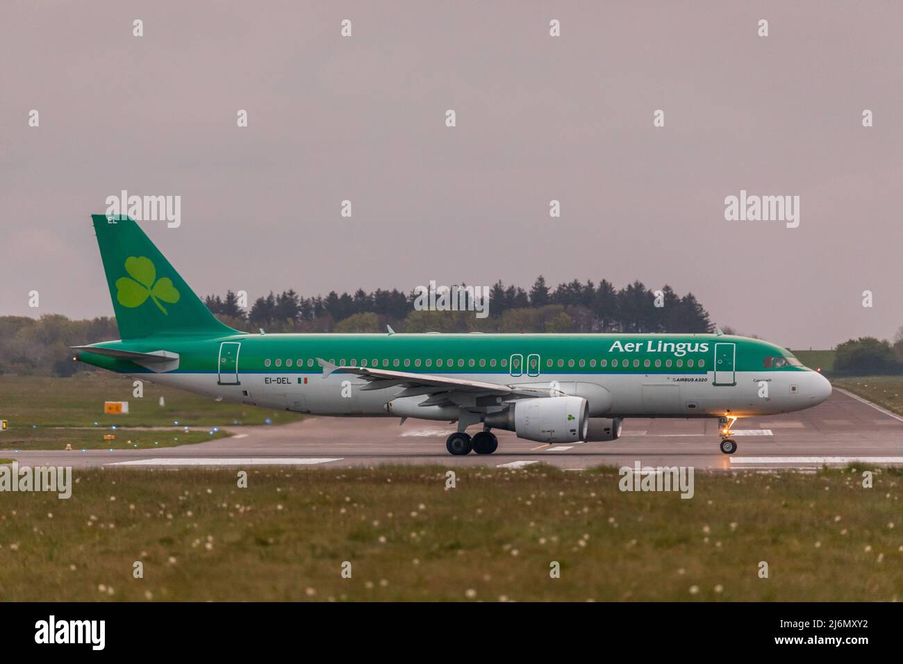 Cork Airport, Cork, Irland. 03.. Mai 2022. Aer Lingus Airbus A320 rollt auf eine Start- und Landebahn, als sie einen Flug vom Cork Airport, Cork, Irland, nach Amsterdam beginnt. - Credit; David Creedon / Alamy Live News Stockfoto