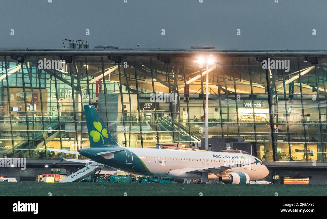 Cork Airport, Cork, Irland. 03.. Mai 2022. Ein Aer Lingus Airbus A320 parkte vor Sonnenaufgang vor der Abflughalle am Flughafen Cork, Cork, Irland. - Credit; David Creedon / Alamy Live News Stockfoto