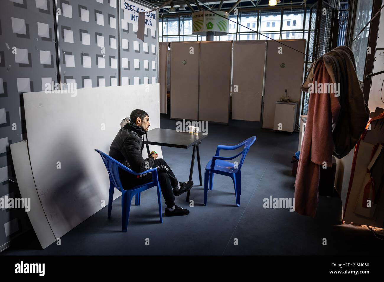 Flüchtlingsfamilie von Arthur Dana aus Nikolayev Ukraine, die nach ihrer Flucht im Flüchtlingslager Moldexpo Exhibition Centre, Chisinau, Moldawien, lebt. Stockfoto