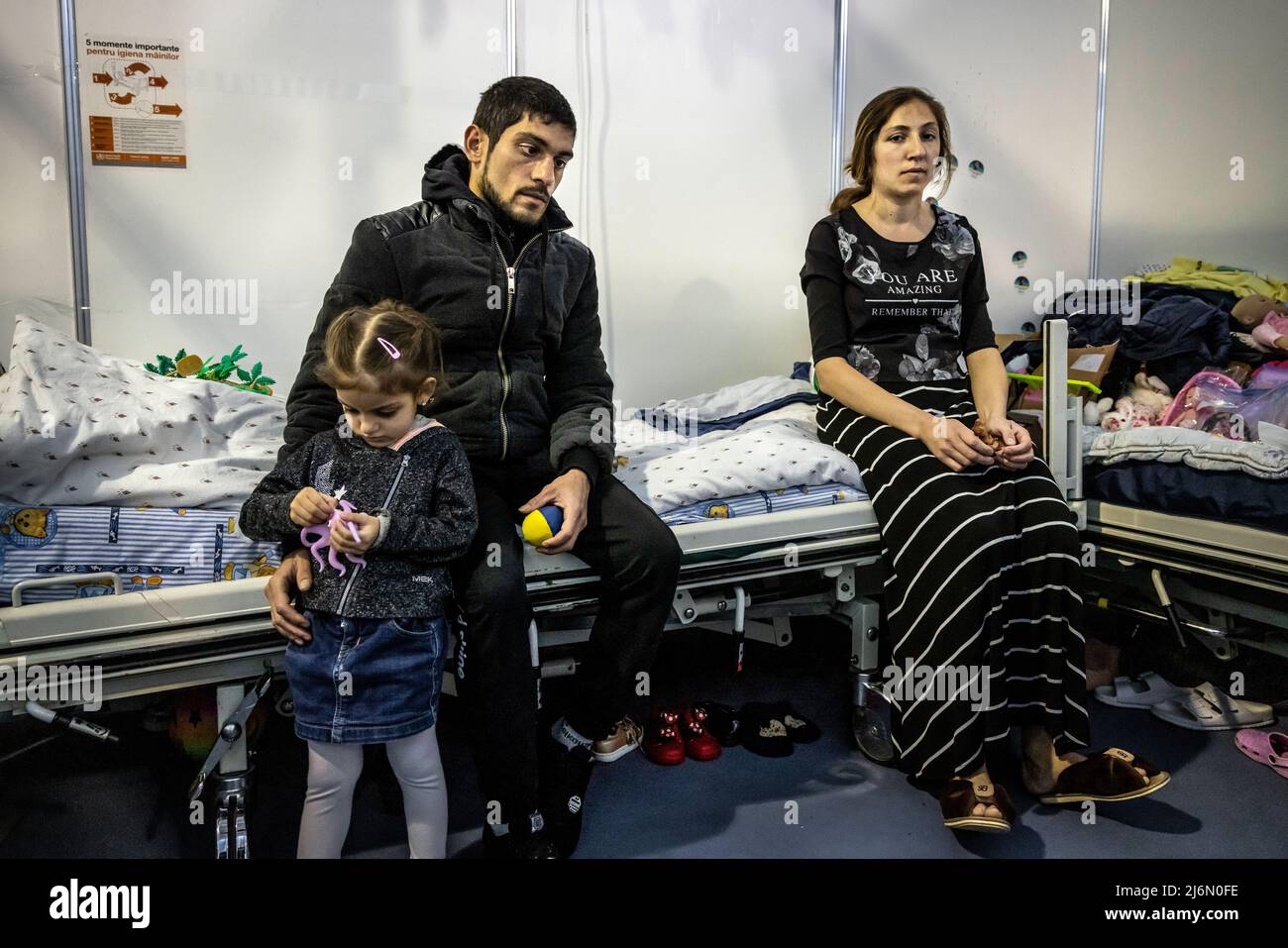 Flüchtlingsfamilie von Arthur Dana aus Nikolayev Ukraine, die nach ihrer Flucht im Flüchtlingslager Moldexpo Exhibition Centre, Chisinau, Moldawien, lebt. Stockfoto