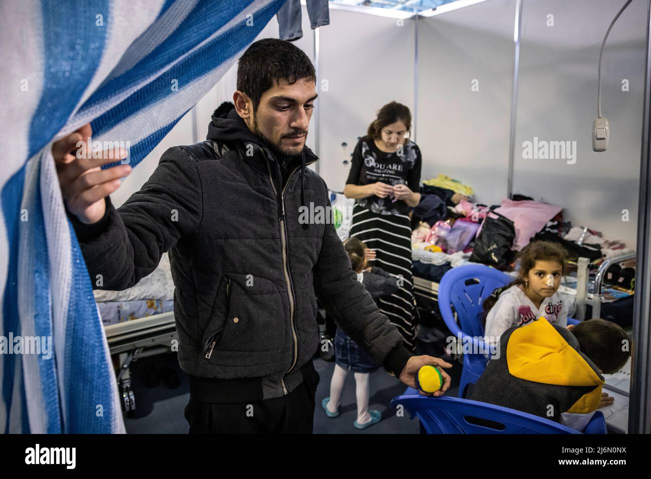 Flüchtlingsfamilie von Arthur Dana aus Nikolayev Ukraine, die nach ihrer Flucht im Flüchtlingslager Moldexpo Exhibition Centre, Chisinau, Moldawien, lebt. Stockfoto