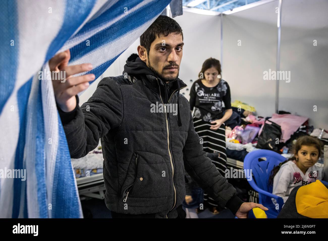 Flüchtlingsfamilie von Arthur Dana aus Nikolayev Ukraine, die nach ihrer Flucht im Flüchtlingslager Moldexpo Exhibition Centre, Chisinau, Moldawien, lebt. Stockfoto