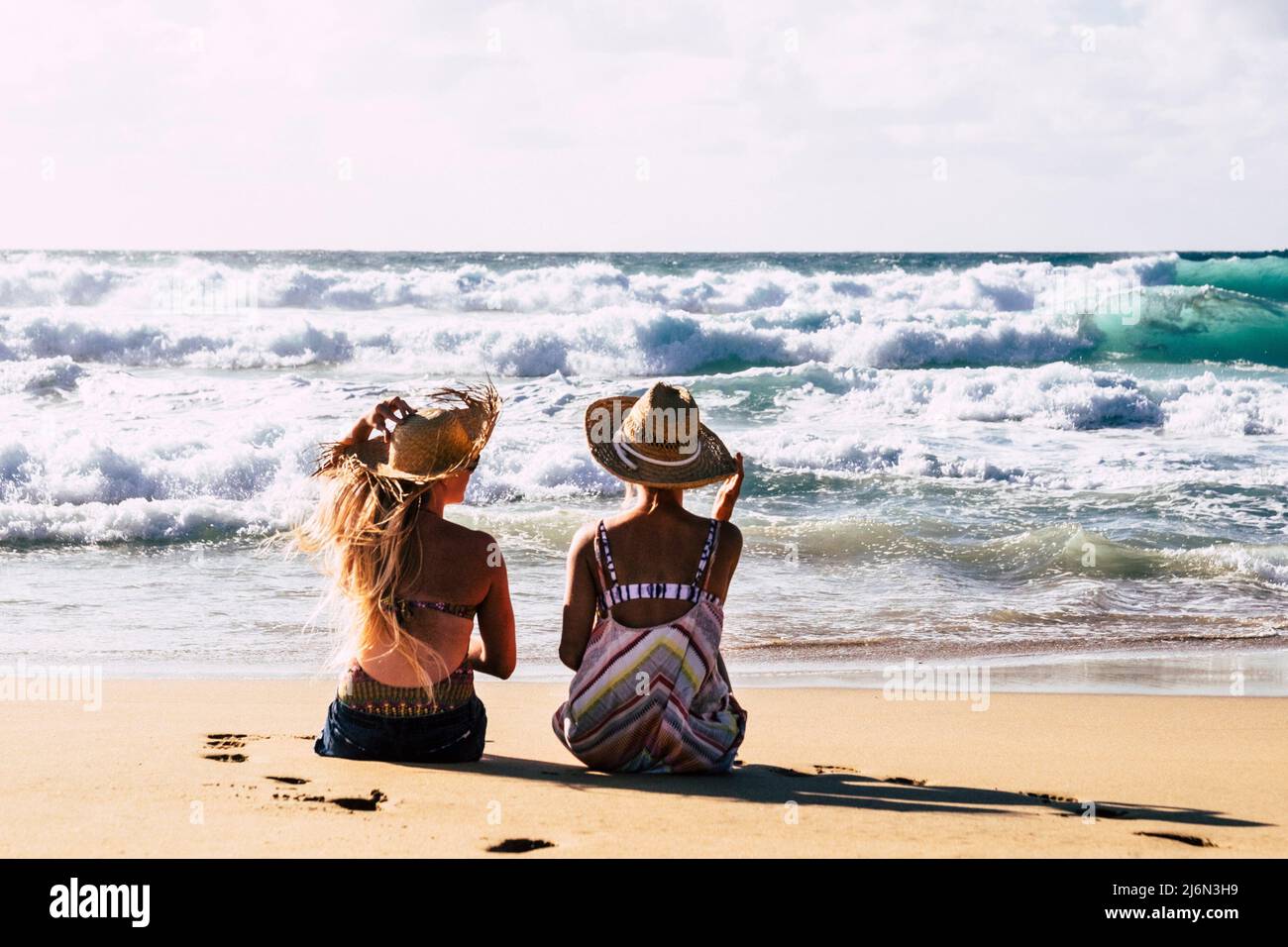 Ein paar Freundinnen im Urlaub Sommer Urlaub entspannen Und genießen