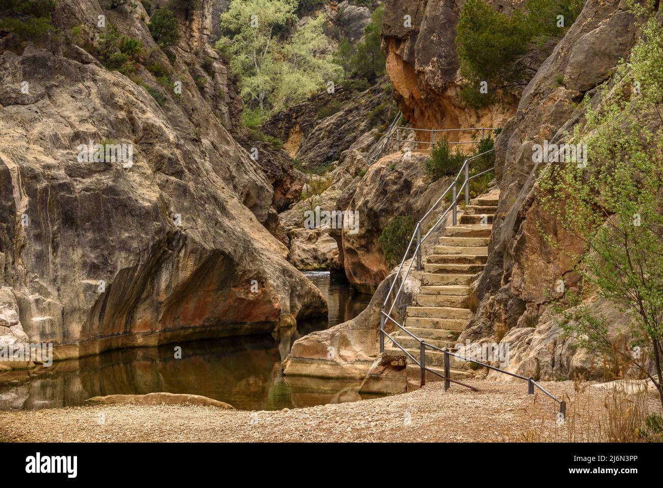Estret de la Fontcalda-Schlucht und der Canaletes-Fluss (Terra Alta, Tarragona, Katalonien, Spanien) ESP: Desfiladero de la Fontcalda y Río Canaletes Stockfoto