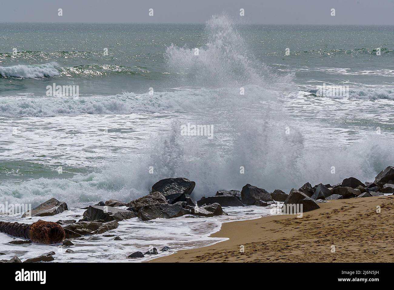 Gezeiten am Strand von Badalona. Stockfoto