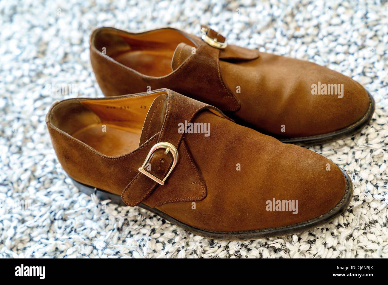 Monk-Typ Schuh, braunes Veloursleder auf Ledersohle und Holzabsatz genäht, mit Schnallenverschluss, kleiden Schuhe. Stockfoto