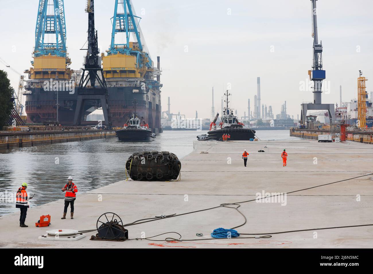 2022-05-03 08:17:29 ROTTERDAM - Schlepper segeln eines der beiden Tunnelelemente vom Baudock von Damen Verolme. Die rund 200 Meter langen Tunnelabschnitte werden den Maasdelta-Tunnel bilden, der Vlaardingen mit Rozenburg im Rahmen der Blankenburger Verbindung verbinden wird. ANP BAS CZERWINSKIA niederlande Out - belgien Out Stockfoto