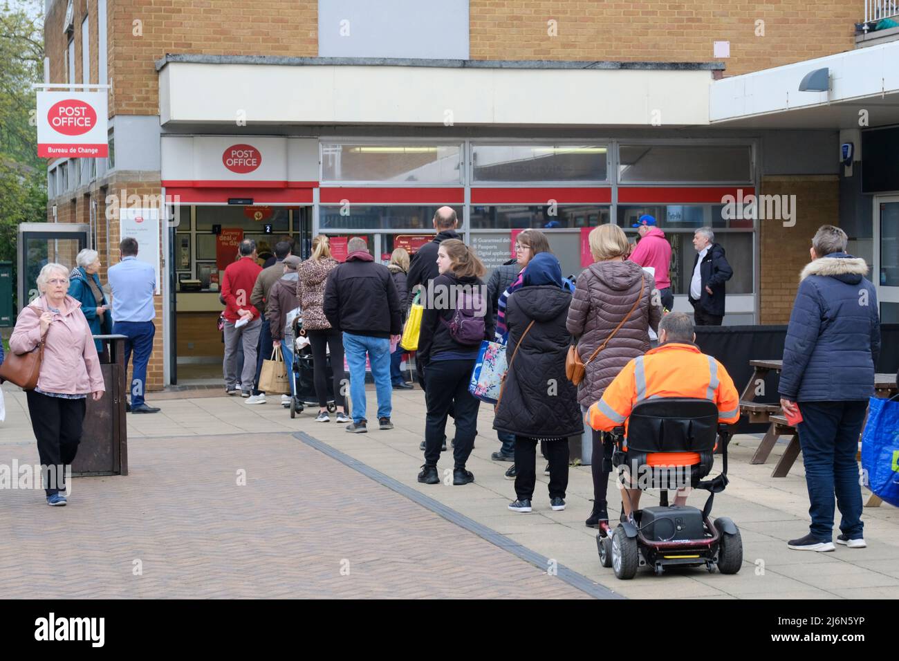 Yate, South Glos, Großbritannien. 3. Mai 2022. Postmitarbeiter streiken um ein besseres Lohnangebot. Während die Lebenshaltungskosten weiter steigen, äußern Mitglieder der CWU ihre Unzufriedenheit mit der bescheidenen Gehaltserhöhung, die ihnen angeboten wurde. In der Region South Glos und somerset werden Postämter eingesetzt. Kredit: JMF Nachrichten/Alamy Live Nachrichten Stockfoto