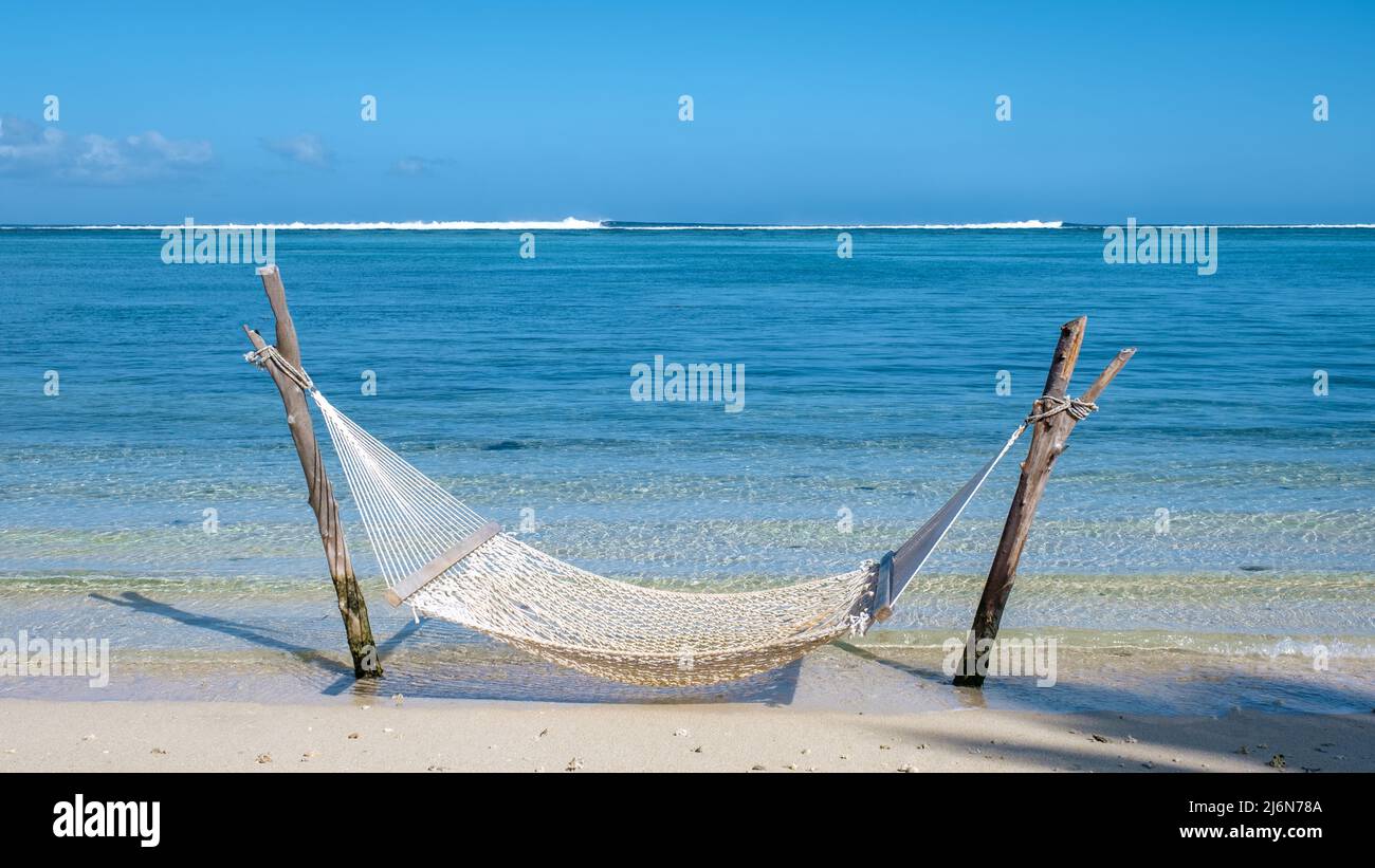 Tropischer Strand mit Hängematte im Meer, weißer Sandstrand mit Hängematte  Le Morne Beach Mauritius Stockfotografie - Alamy