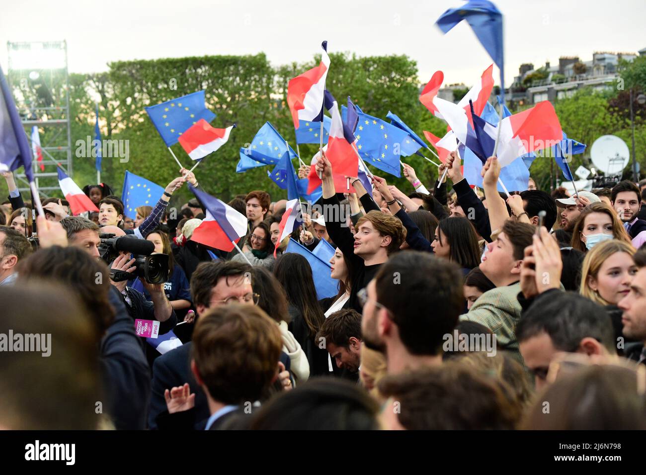 Emmanuel Macron wurde für eine zweite Amtszeit als französischer Präsident gewählt. Feier seines Sieges am 24. April 2022 im Pariser Marschchamp. Stockfoto