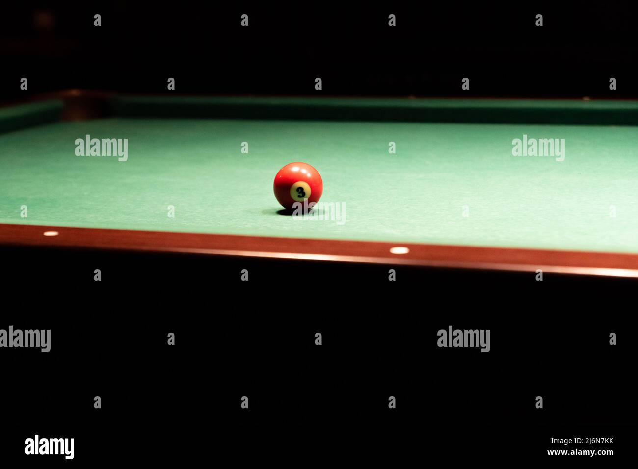 Billardtisch. Kugeln auf dem Billardtisch während des Spiels. Party-Spiel mit einem Bohrer an der Bar. Stockfoto