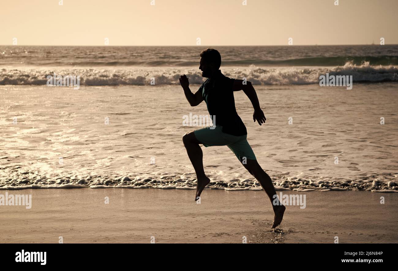 Silhouette des athletischen Mann Läufer läuft am Sommerstrand, Sport Stockfoto