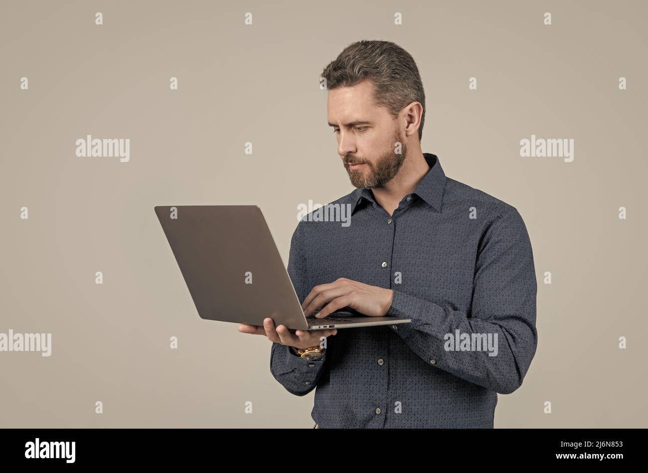 Starten Sie schnell. Bärtiger Mann arbeitet am Laptop. E-Commerce-Startup. E-Business. Startup-Unternehmen Stockfoto