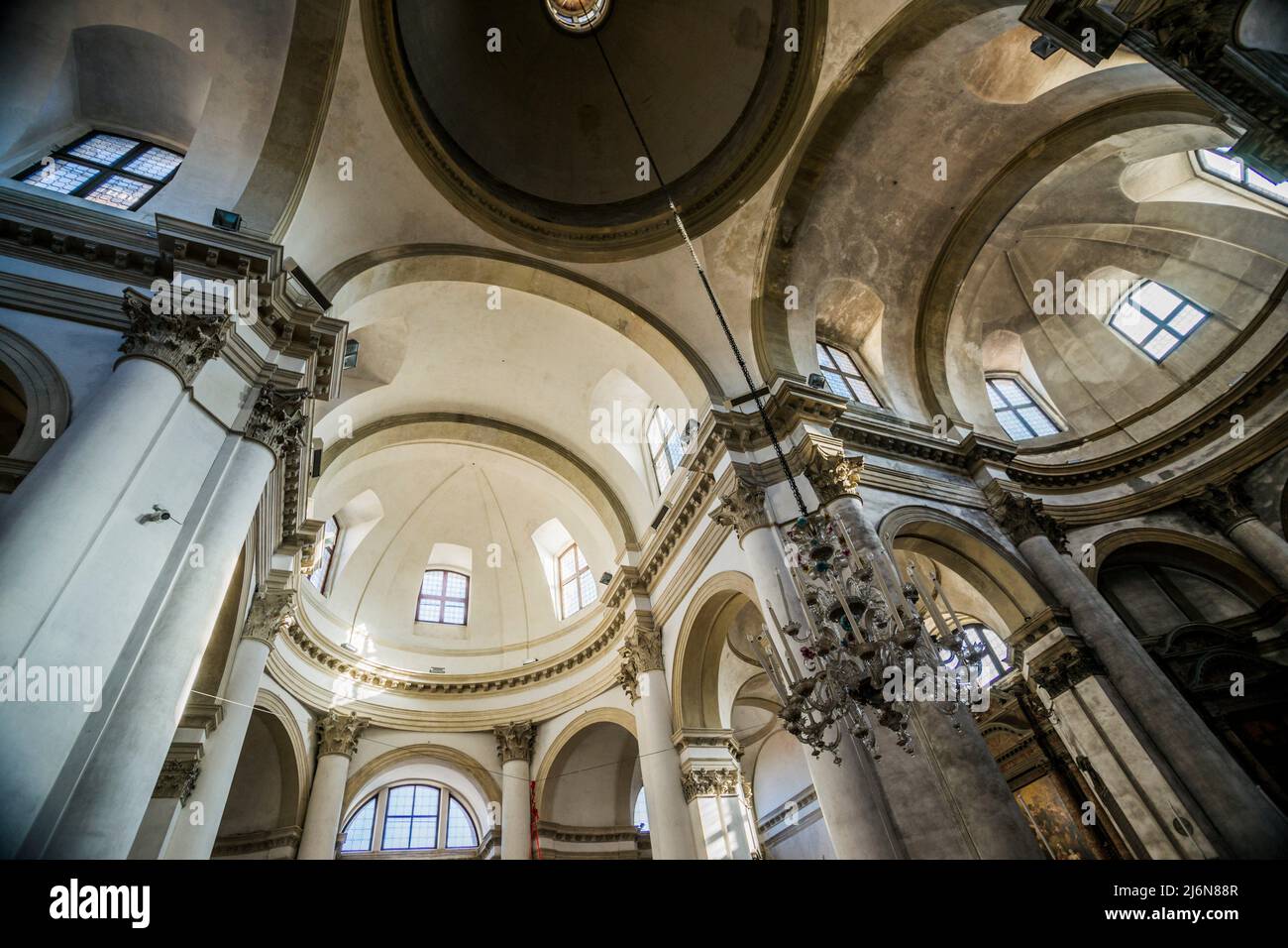 Ansicht des Innenraumplatzes der Kirche der Heiligen Jeremia und Lucy