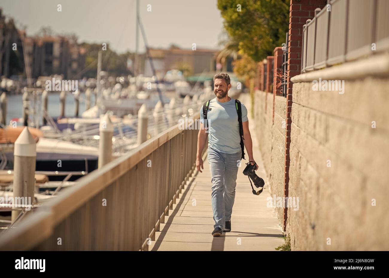 Urlaubsfotograf. Reisefotograf Promenade mit Kamera. Sommer-Reisende gehen Sightseeing Stockfoto