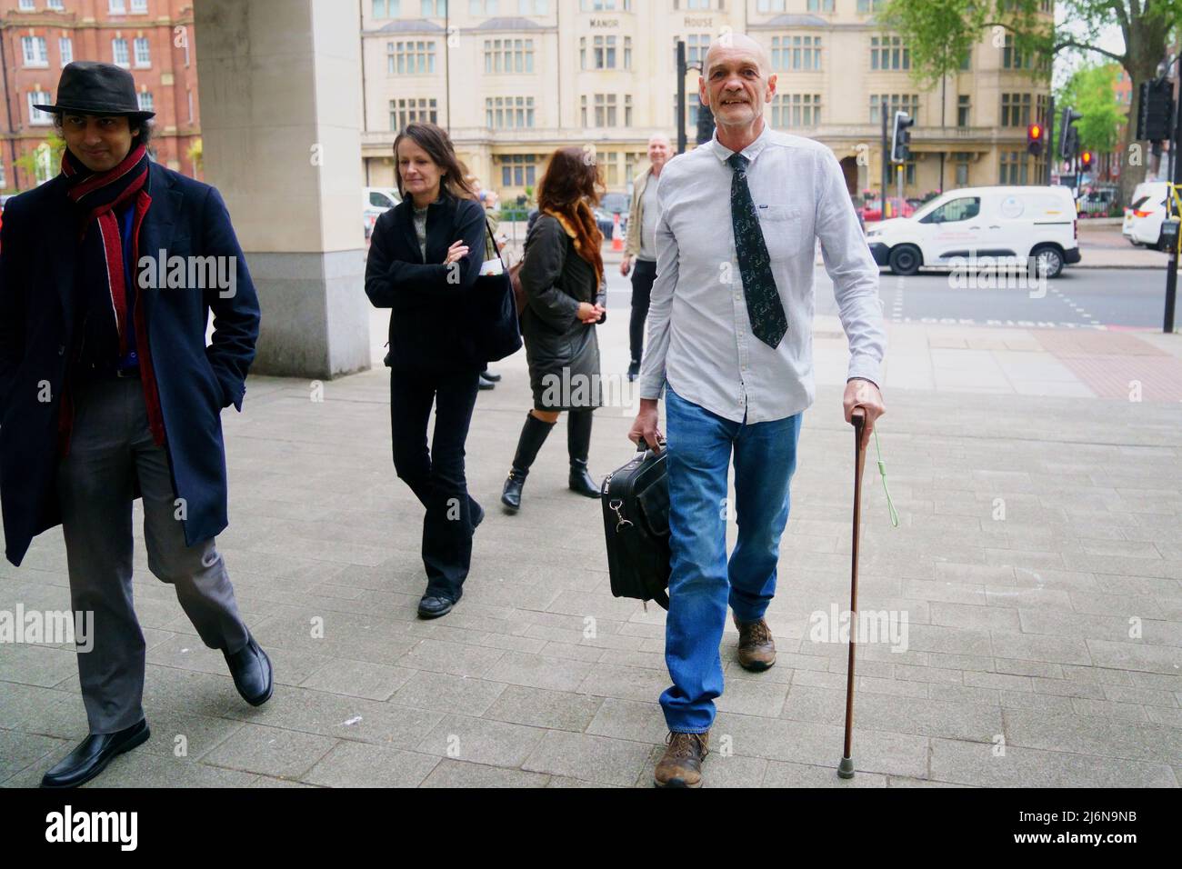 Lance O'Connor (rechts) vor dem Westminster Magistrates' Court, London, wo er am 20. Oktober letzten Jahres wegen Belästigung des Abgeordneten Peter Kyle auf dem Parliament Square auftritt. Bilddatum: Dienstag, 3. Mai 2022. Stockfoto