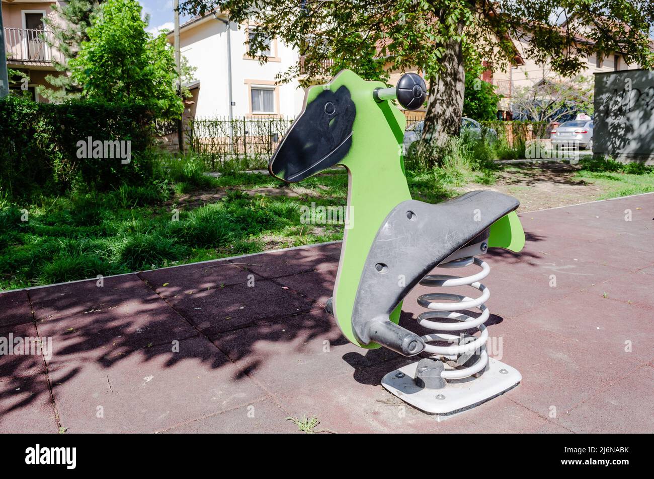 Novi Sad, Serbien. April - 26. 2022. Farbenfrohe Spielgeräte mit einer Vielzahl von Spielsachen, darunter eine Rutsche und Spiele, die man an einem sonnigen, frühen Frühling spielen kann Stockfoto