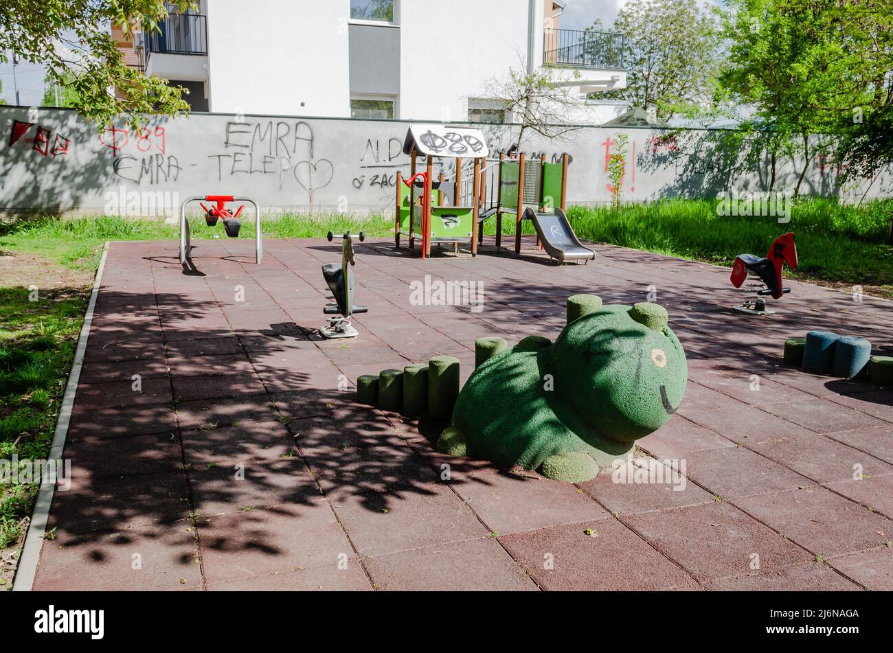 Novi Sad, Serbien. April - 26. 2022. Farbenfrohe Spielgeräte mit einer Vielzahl von Spielsachen, darunter eine Rutsche und Spiele, die man an einem sonnigen, frühen Frühling spielen kann Stockfoto