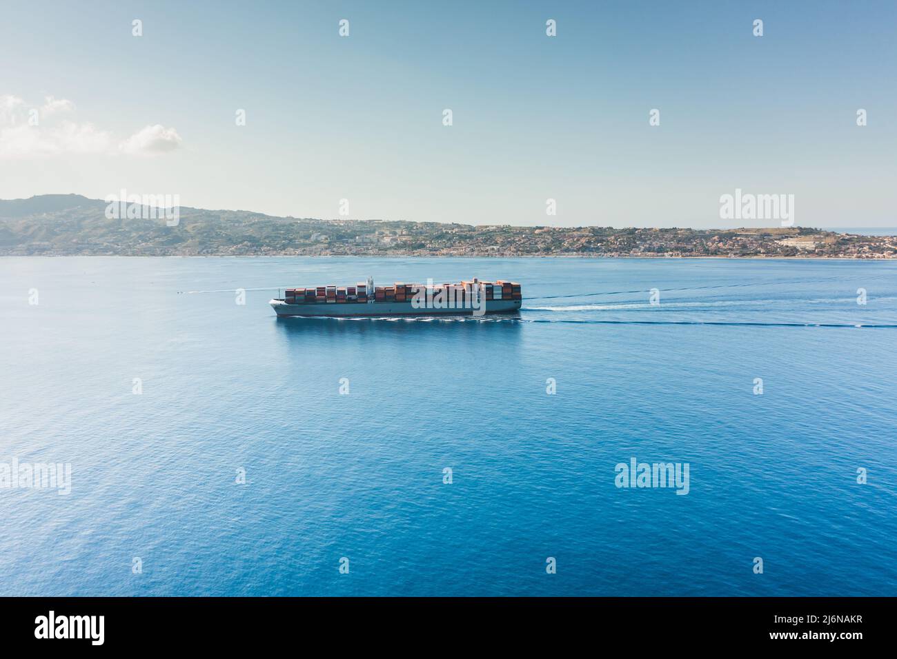 Containerschiff im Meer. Luftaufnahme. Stockfoto