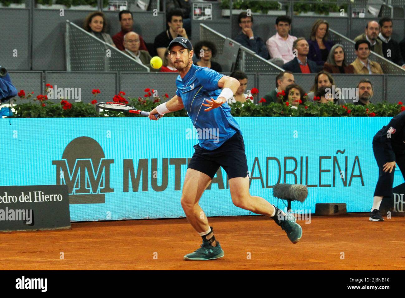 Andy Murray aus Großbritannien im Einsatz gegen Dominic Thiem aus Österreich beim Tennisturnier Mutua Madrid Open 2022 am 2. Mai 2022 im Caja Magica Stadion in Madrid, Spanien - Foto: Irina R Hipolito/DPPI/LiveMedia Stockfoto