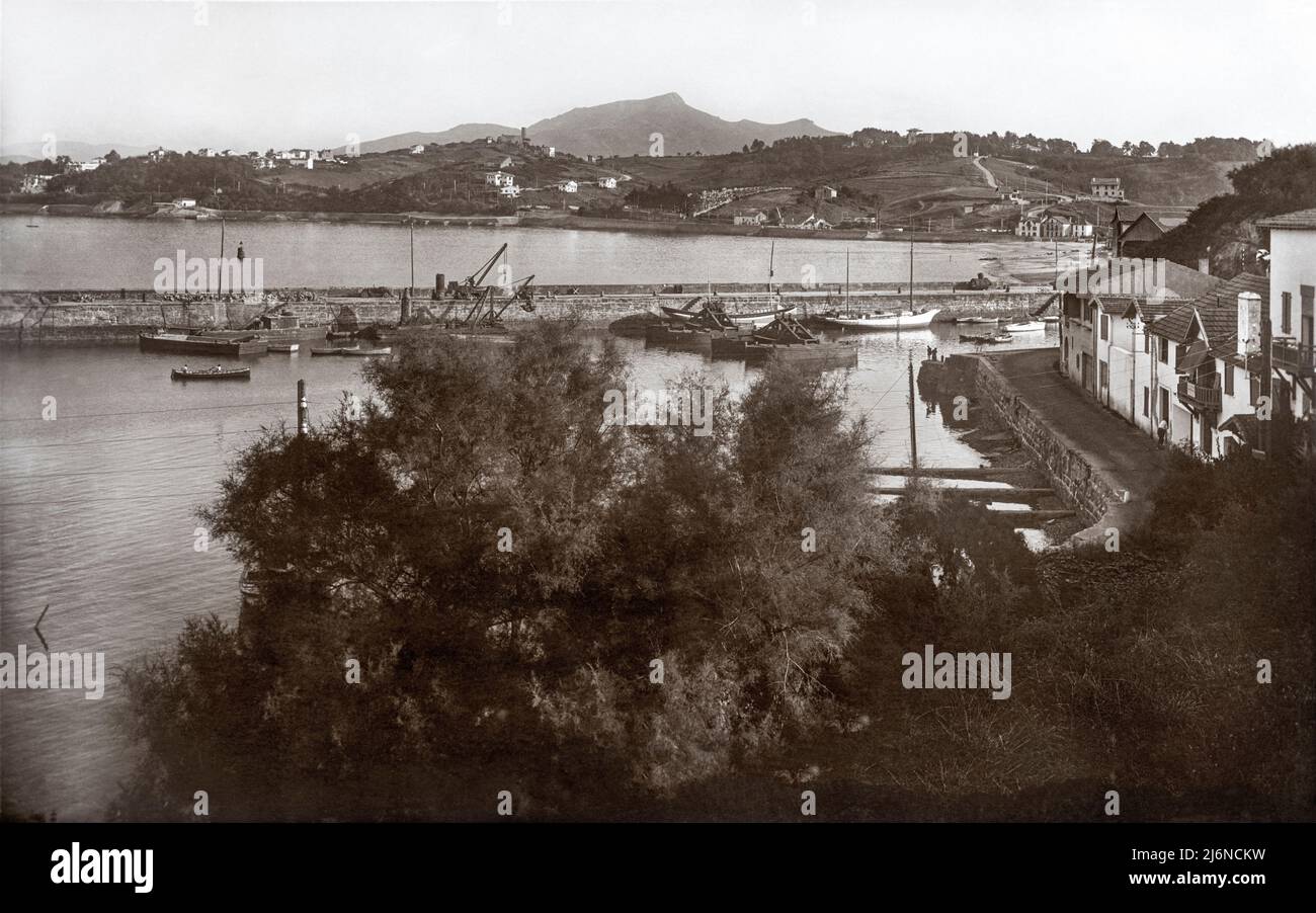 Hafen von Socoa und Blick auf den Hügel Bordayain und die Rhune im Jahr 1934 (Ciboure (64500), Pyrénées-Atlantiques (64), Aquitanien, Frankreich). Stockfoto