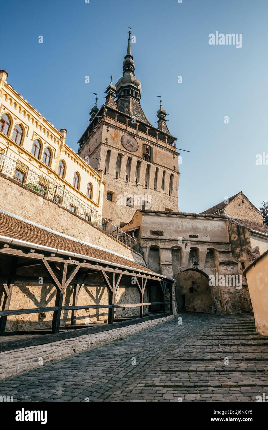 Straßenszene der mittelalterlichen Stadt Sighisoara in Transilvania, Rumänien. Stockfoto