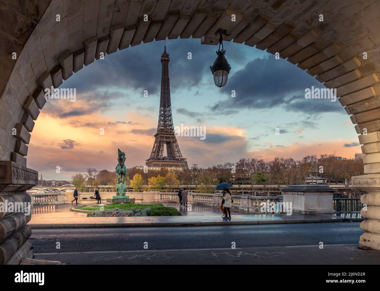 Paris, Frankreich - 19. November 2020: Eiffelturm vom Bogen der Brücke Bir Hakeim in Paris aus gesehen Stockfoto