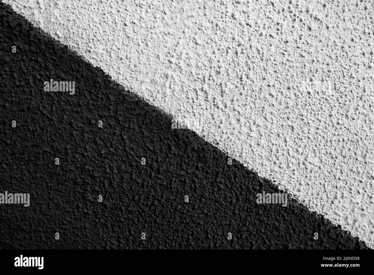 Hintergrund von Steinen in zwei Teile geteilt. Schwarz-weiße Textur von kleinen Steinen. Kies Stockfoto