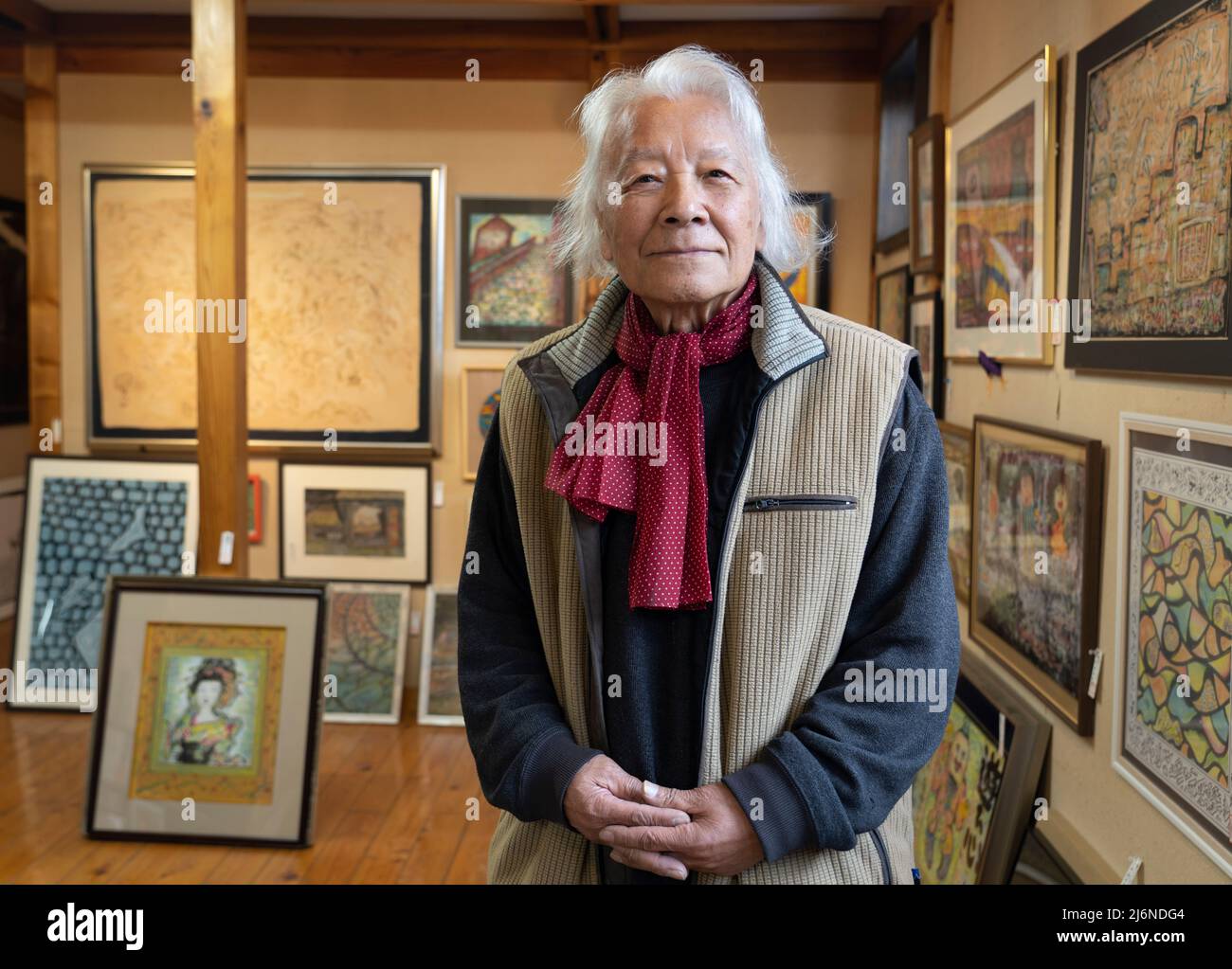Künstler Yutaka Isozaki in seiner Galerie in Yufuin, Oita, Kyushu, Japan Stockfoto