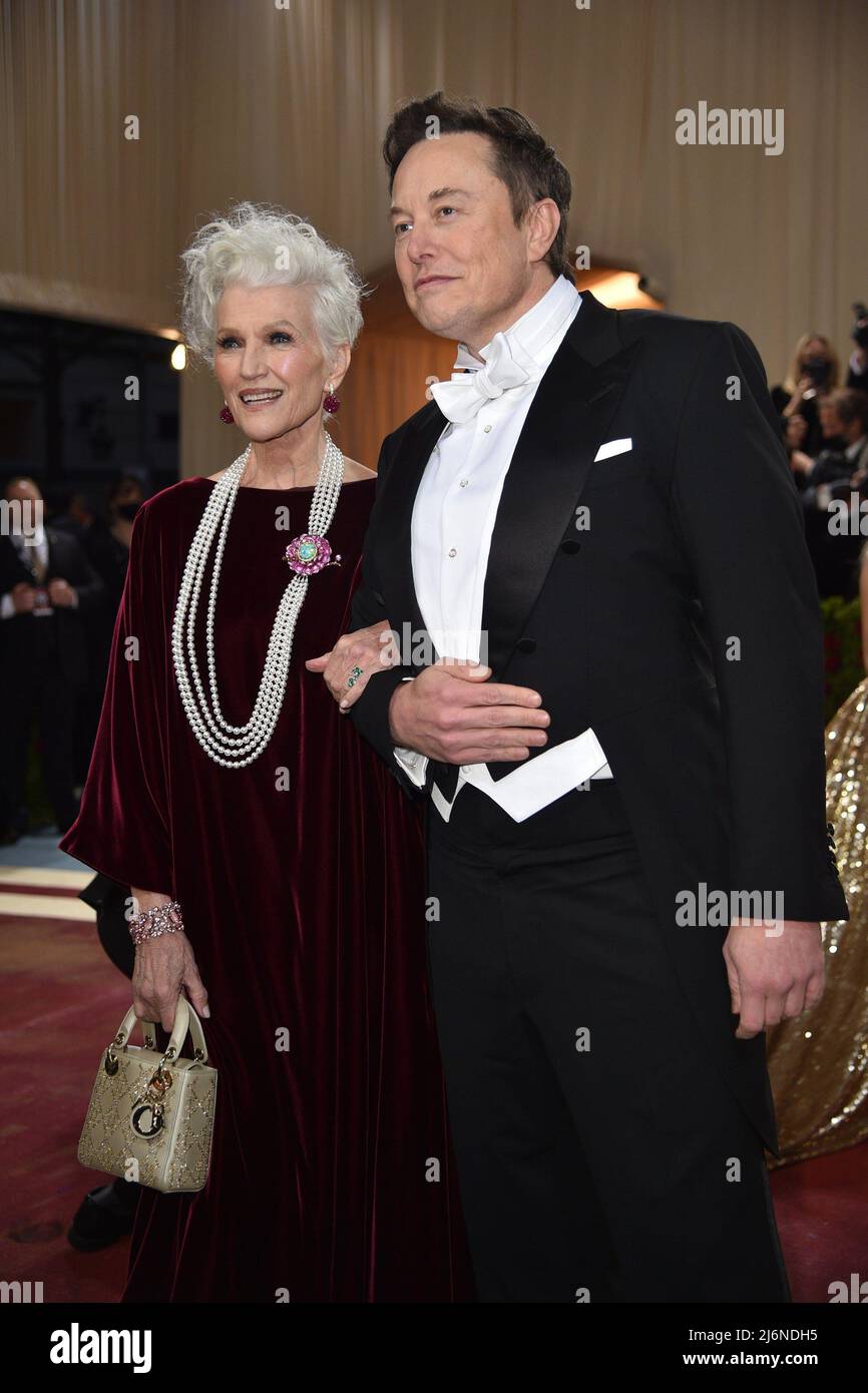 Maye Musk, Elon Musk bei der Ankunft für Met Gala Costume Institute ...