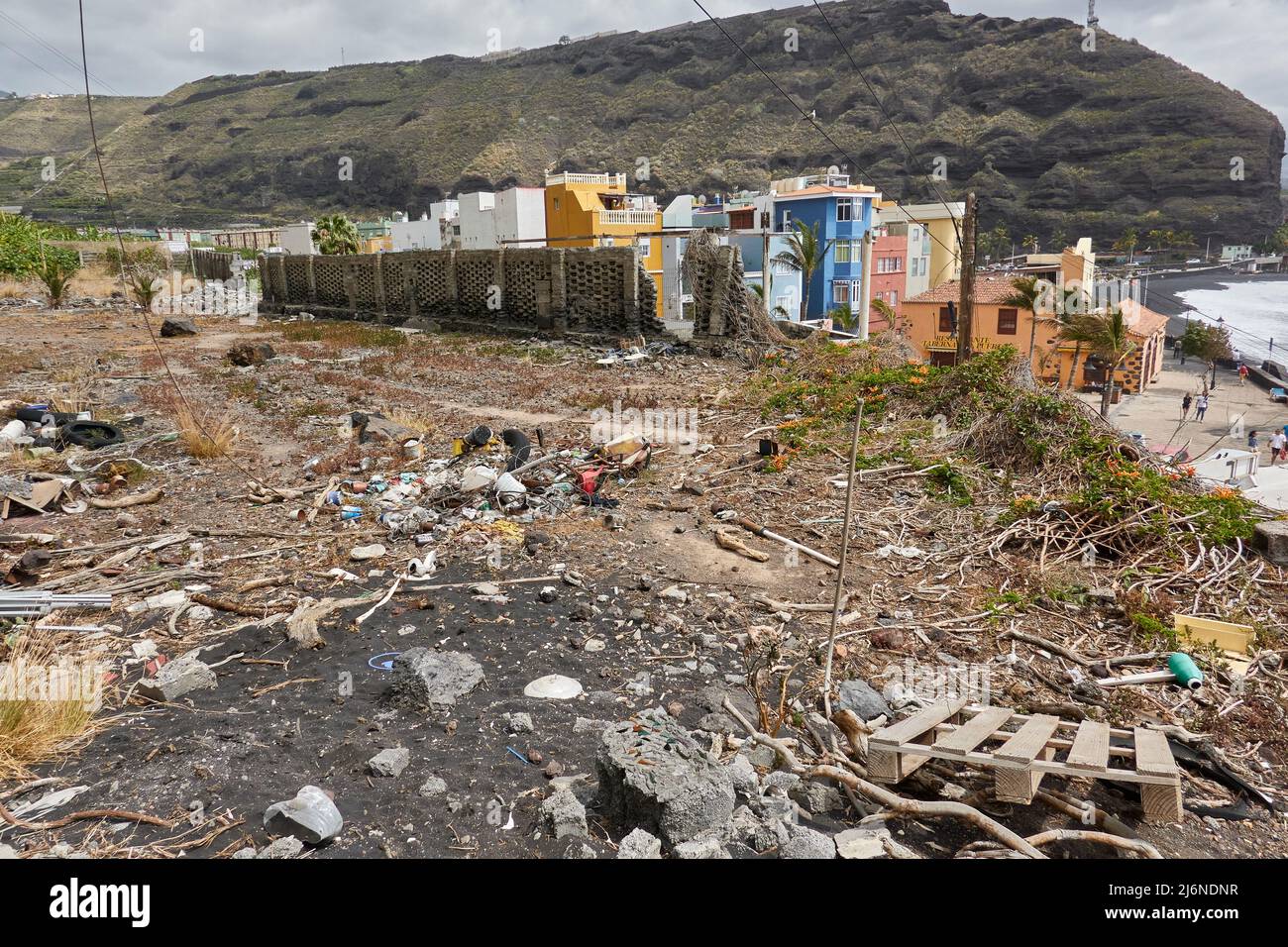 Ansammlung Von Müll Auf Unentwickeltem Land Hinter Häusern In Tazacorte Puerto. La Palma, Kanarische Inseln, Spanien. Stockfoto