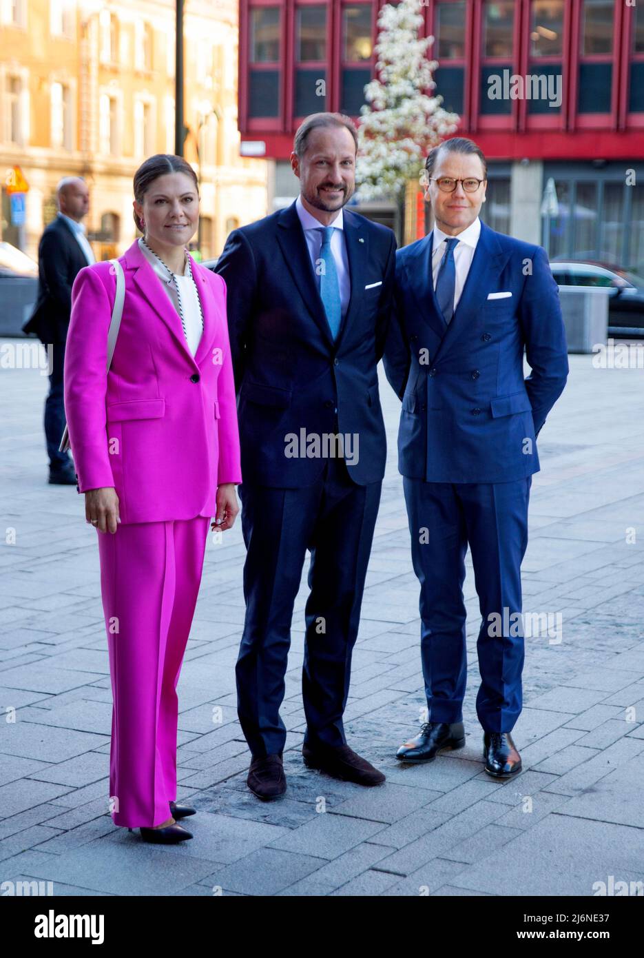 Kronprinzessin Victoria und Prinz Daniel von Schweden und Kronprinz Haakon von Norwegen kommen am 03. Mai 2022 im Hotel at Six in Stockholm an, um an einem Geschäftsseminar teilzunehmen, das sich auf die Zusammenarbeit zwischen Norwegen und Schweden im Hinblick auf den grünen Übergang, insbesondere im Bereich Offshore-Wind, Batterie-Wertschöpfungskette, Und Digitalisierung, am 2. eines 3-tägigen offiziellen Besuches aus Norwegen nach Schweden Foto: Albert Nieboer / Netherlands OUT / Point de Vue OUT Stockfoto