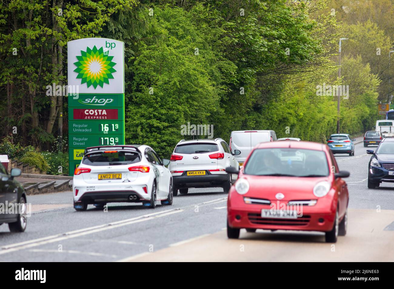 Halifax, Calderdale, West Yorkshire, Großbritannien. 3.. Mai 2022. Eine BP-Tankstelle, da sich die Gewinne von BP in den ersten drei Monaten dieses Jahres nach dem Anstieg der Öl- und Gaspreise mehr als verdoppelt haben. Der Energieriese meldete einen zugrundeliegenden Gewinn von 6,2bn US-Dollar (£4,9bn US-Dollar) im Vergleich zu 2,6bn US-Dollar im gleichen Zeitraum des vergangenen Jahres - über den Erwartungen. BP sagte, die Erhöhung sei zum Teil auf den „außergewöhnlichen Öl- und Gashandel“ zurückzuführen. Kredit: Windmill Images/Alamy Live Nachrichten Stockfoto