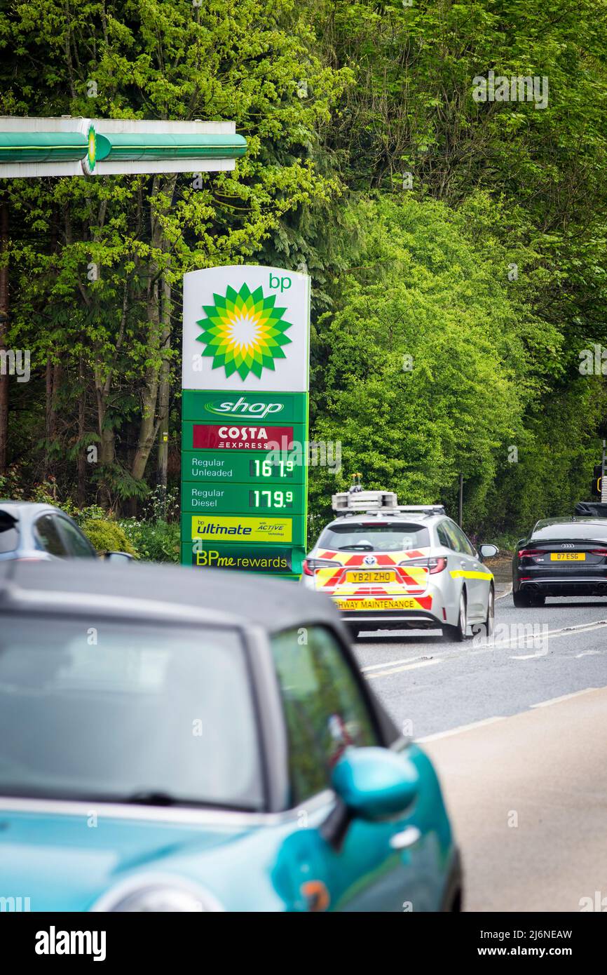 Halifax, Calderdale, West Yorkshire, Großbritannien. 3.. Mai 2022. Eine BP-Tankstelle, da sich die Gewinne von BP in den ersten drei Monaten dieses Jahres nach dem Anstieg der Öl- und Gaspreise mehr als verdoppelt haben. Der Energieriese meldete einen zugrundeliegenden Gewinn von 6,2bn US-Dollar (£4,9bn US-Dollar) im Vergleich zu 2,6bn US-Dollar im gleichen Zeitraum des vergangenen Jahres - über den Erwartungen. BP sagte, die Erhöhung sei zum Teil auf den „außergewöhnlichen Öl- und Gashandel“ zurückzuführen. Kredit: Windmill Images/Alamy Live Nachrichten Stockfoto