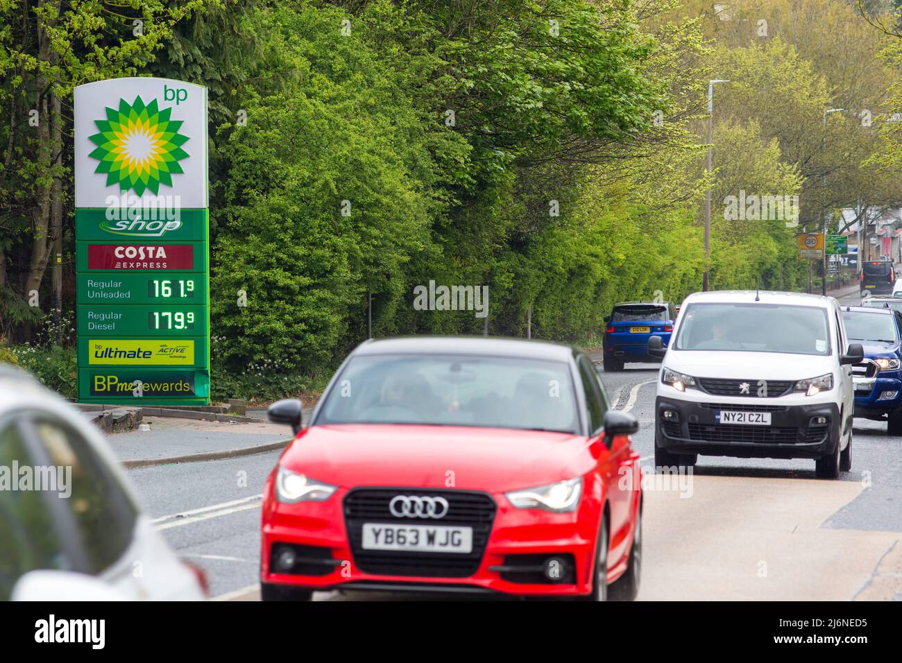 Halifax, Calderdale, West Yorkshire, Großbritannien. 3.. Mai 2022. Eine BP-Tankstelle, da sich die Gewinne von BP in den ersten drei Monaten dieses Jahres nach dem Anstieg der Öl- und Gaspreise mehr als verdoppelt haben. Der Energieriese meldete einen zugrundeliegenden Gewinn von 6,2bn US-Dollar (£4,9bn US-Dollar) im Vergleich zu 2,6bn US-Dollar im gleichen Zeitraum des vergangenen Jahres - über den Erwartungen. BP sagte, die Erhöhung sei zum Teil auf den „außergewöhnlichen Öl- und Gashandel“ zurückzuführen. Kredit: Windmill Images/Alamy Live Nachrichten Stockfoto