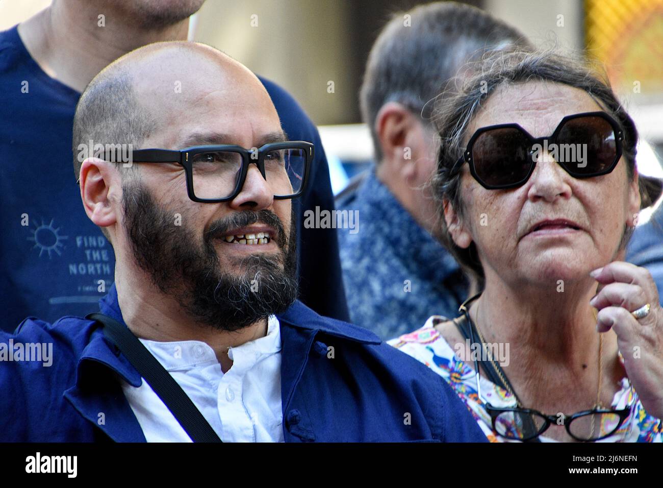 Mohamed Bensaada (L) während der Demonstration gesehen. Anhänger von La France Insoumise (LFI) und Union Populaire nahmen an der jährlichen Demonstration zum 1. Mai (Tag der Arbeit) in Marseille Teil. Stockfoto
