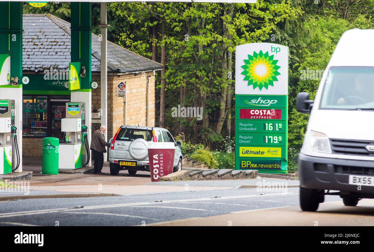 Halifax, Calderdale, West Yorkshire, Großbritannien. 3.. Mai 2022. Eine BP-Tankstelle, da sich die Gewinne von BP in den ersten drei Monaten dieses Jahres nach dem Anstieg der Öl- und Gaspreise mehr als verdoppelt haben. Der Energieriese meldete einen zugrundeliegenden Gewinn von 6,2bn US-Dollar (£4,9bn US-Dollar) im Vergleich zu 2,6bn US-Dollar im gleichen Zeitraum des vergangenen Jahres - über den Erwartungen. BP sagte, die Erhöhung sei zum Teil auf den „außergewöhnlichen Öl- und Gashandel“ zurückzuführen. Kredit: Windmill Images/Alamy Live Nachrichten Stockfoto