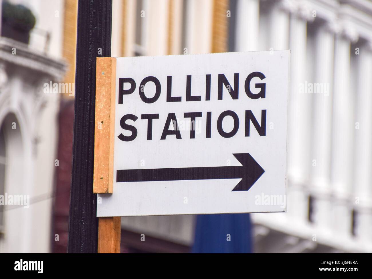 London, Großbritannien. 2. Mai 2022. Ein Polling Station-Schild im Londoner West End vor den Kommunalwahlen, die am 5.. Mai stattfinden werden. Stockfoto