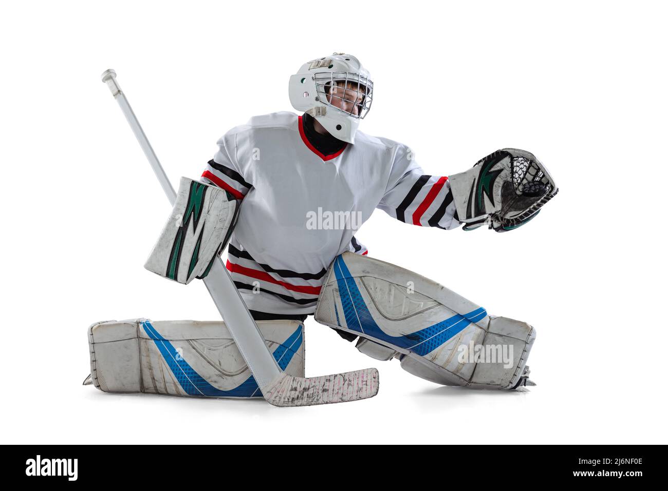 Porträt eines Teenagers, Torwarts, Eishockeyspielers, der isoliert auf weißem Studiohintergrund spielt Stockfoto