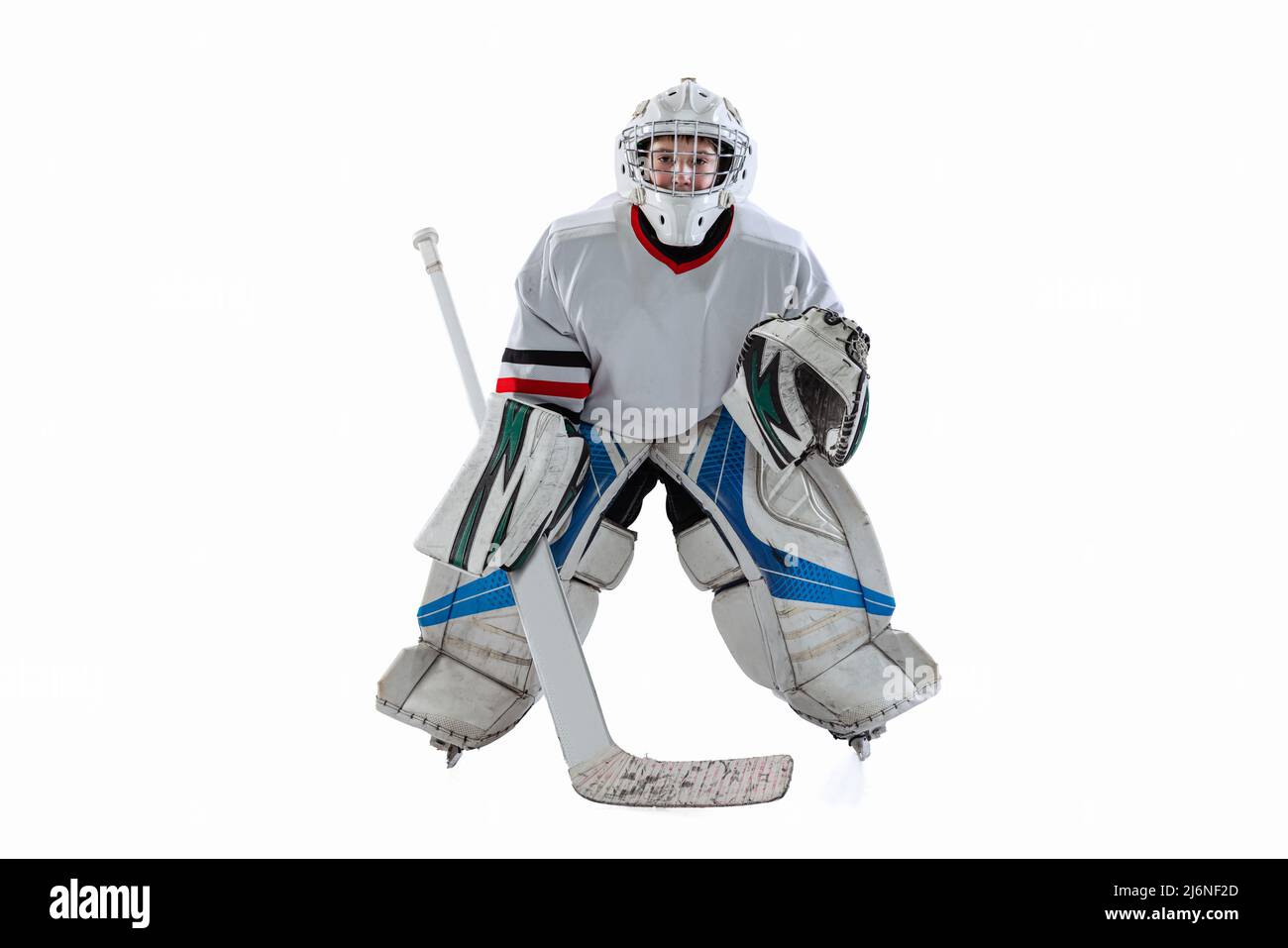 Porträt eines Jungen, Eishockeyspielers, Torwarttrainers, isoliert auf weißem Studiohintergrund spielend Stockfoto