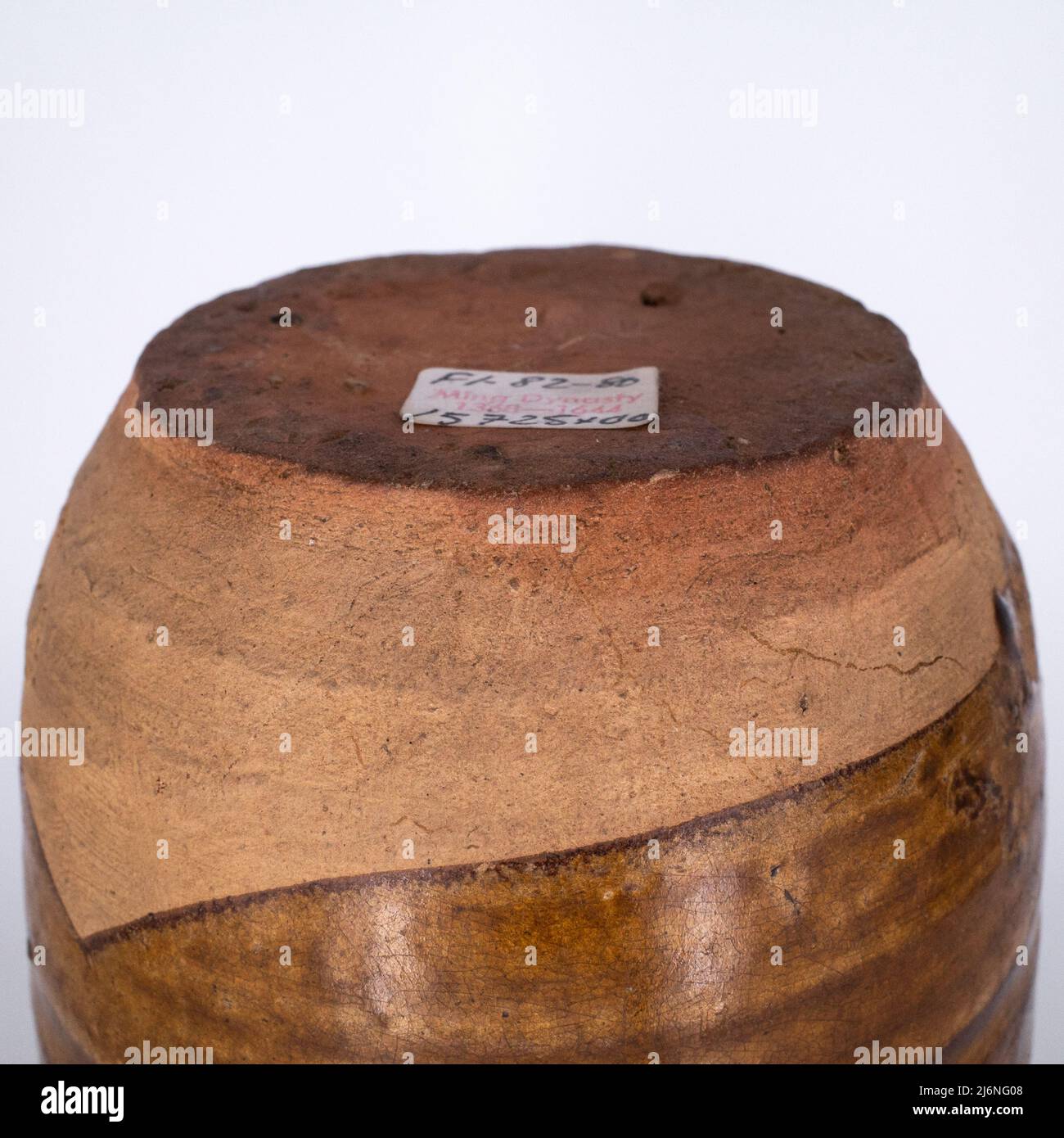 Antikes Chinesisches Aufbewahrungsglas Aus Bernsteinglaster Keramik Mit Lug-Griffen. Ming-Dynastie Stockfoto