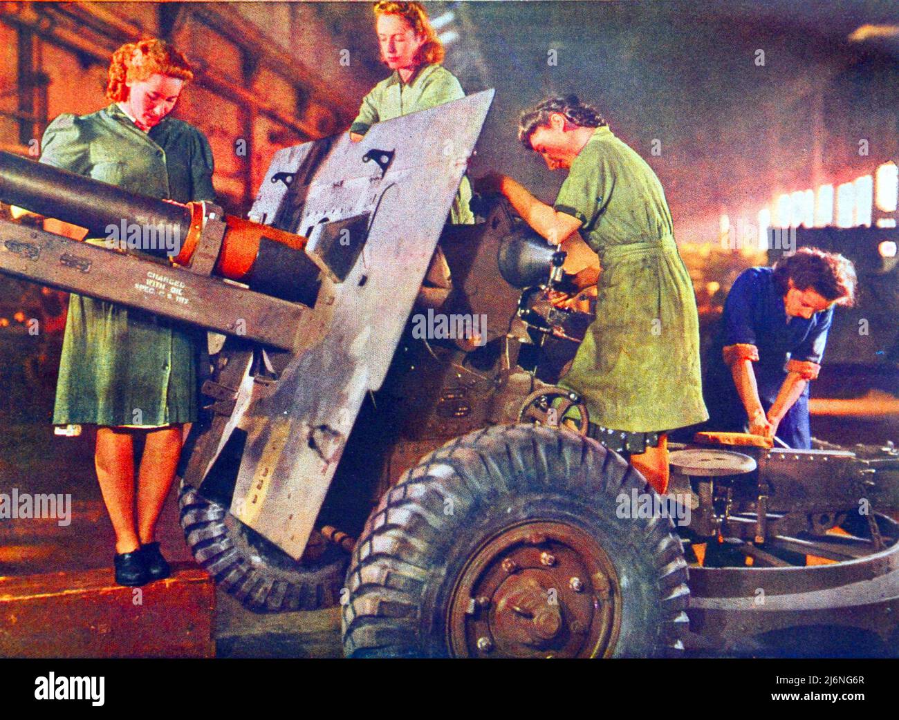 Letzte Feinheiten zu einem 25 Pfünder Pistole komplett und bereit für das Feld. 1943 während des zweiten Weltkrieges Stockfoto
