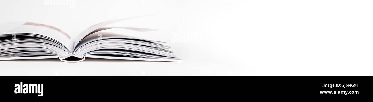 Banner mit offenem Buch mit Umblättern. Bildung, Literatur Lesekonzept. Enzyklopädie, Lehrbuch, Code, Fiktion, Roman. Speicherplatz kopieren. Hochwertige Fotos Stockfoto