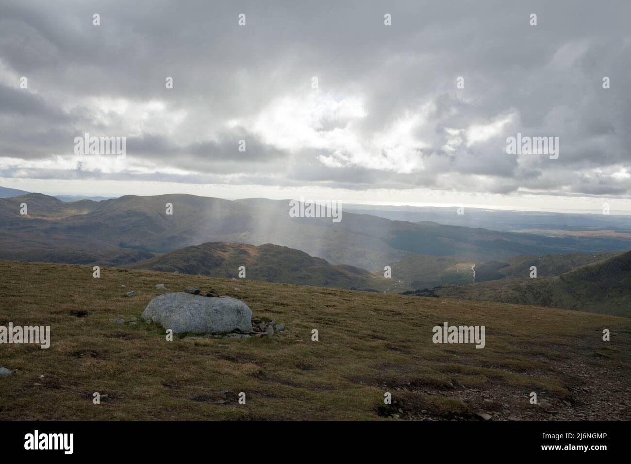 Sonnenstrahlen brechen durch die Wolke auf dem Gipfel von Merrick Dumfries und Galloway Scotland Stockfoto